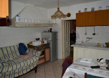 cucina con cappa camino in e lavello in marmo.jpg - Independent house Ameglia - photo 8