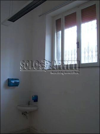 Corridoio - Locale Commerciale VIA BADALONI 43, Livorno - foto 2