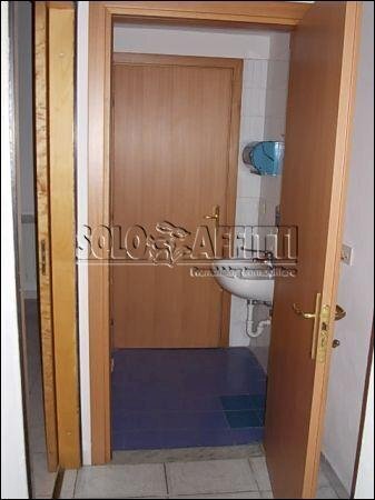 Antibagno e bagno (ripostiglio aereo) - Locale Commerciale VIA BADALONI 43, Livorno - foto 3