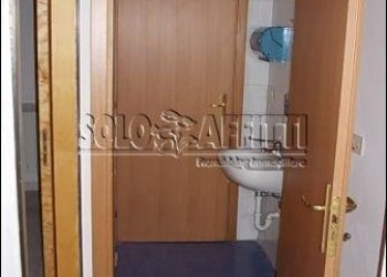 Antibagno e bagno (ripostiglio aereo) - Locale Commerciale VIA BADALONI 43, Livorno - foto 3