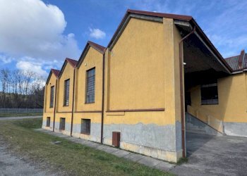 Facciata - Capannone via piave 6, Castronno - foto 3