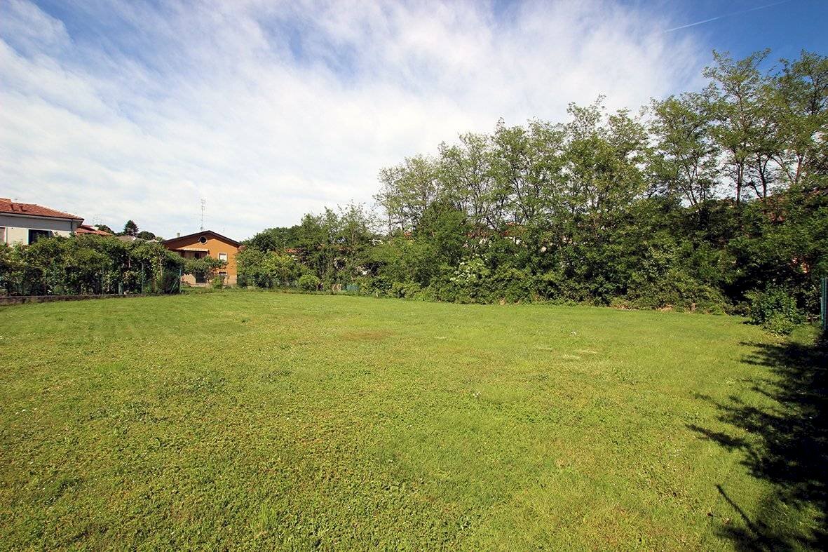 Building land via Indipendenza, Castronno - photo 2