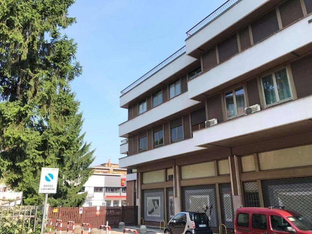 Facciata - Trilocale piazza Giovanni XXIII, 13, Varese - foto 2