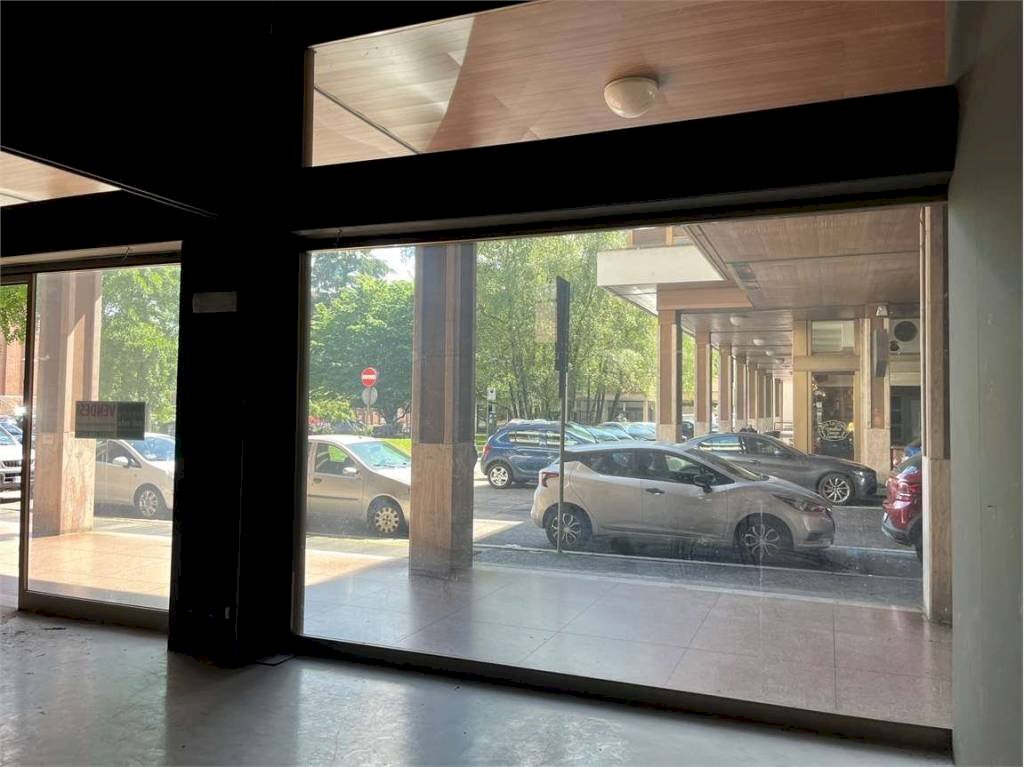 Interno non residenziale - Shop piazza Giovanni XXIII, 13, Varese - photo 1