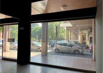 Interno non residenziale - Negozio piazza Giovanni XXIII, 13, Varese - foto 1