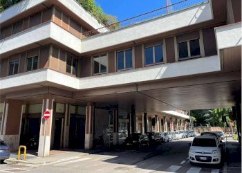 Facciata - Negozio piazza Giovanni XXIII, 13, Varese - foto 3