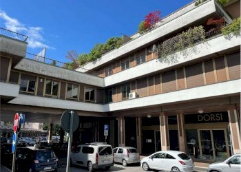 Facciata - Negozio piazza Giovanni XXIII, 13, Varese - foto 5