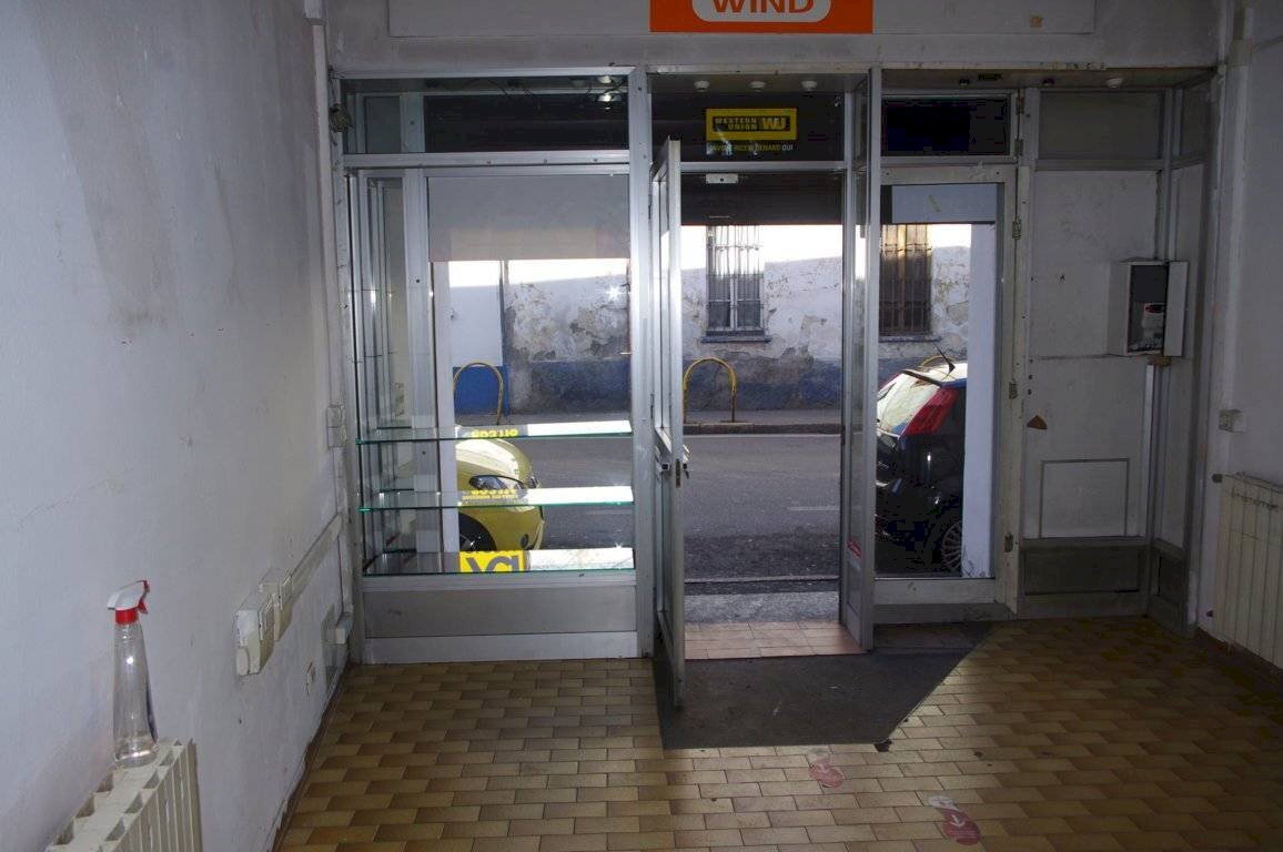 Negozio via Ugo Foscolo, Gallarate - foto 1