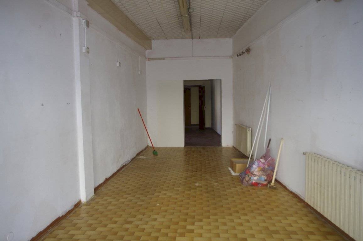 Negozio via Ugo Foscolo, Gallarate - foto 2