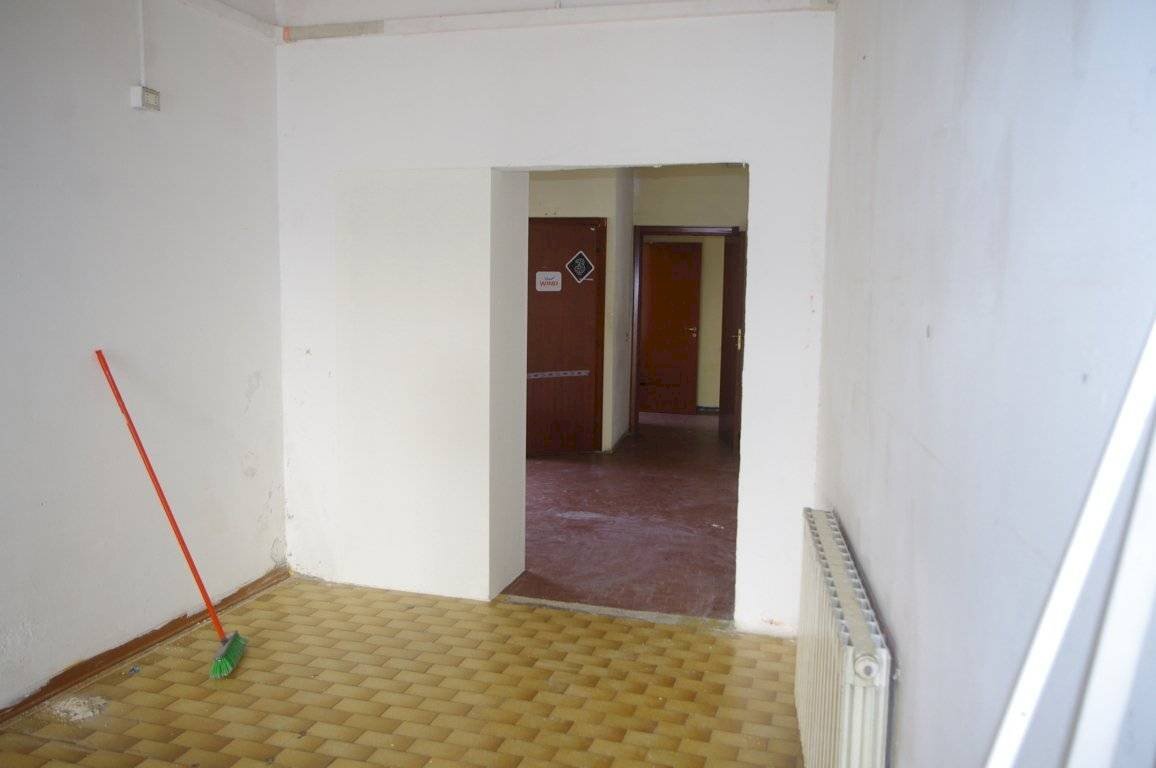 Negozio via Ugo Foscolo, Gallarate - foto 3