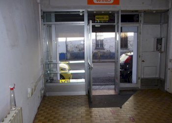 Negozio via Ugo Foscolo, Gallarate - foto 1