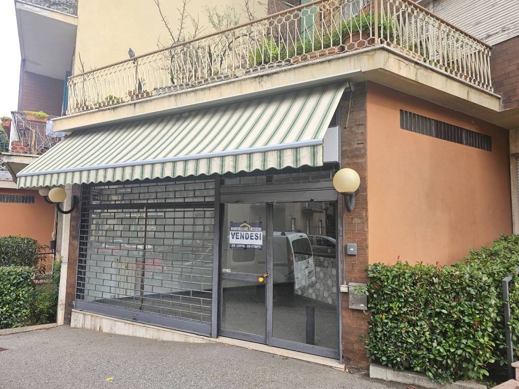 Facciata - Negozio via Lazio, 41, Varese - foto 3