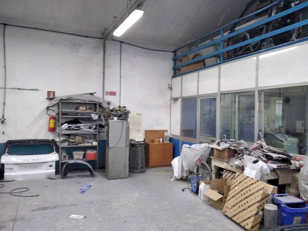 Capannone viale Ticino, 92, Gavirate - foto 1