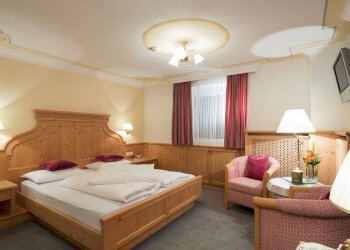 doppia-superior-fuxia-cuscine-01.jpg - Bed & Breakfast Lucca - foto 6