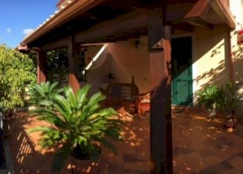 1 - VERANDA COPERTA.JPG - Villa a Schiera Modica - foto 5