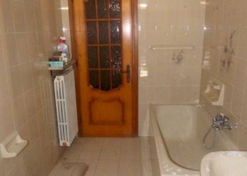 Bagno con finestra - Casa indipendente via Santa Maria, 49, Montaldo Bormida - foto 12