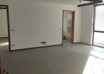 Ufficio Viale Einaudi, Lucca (zona Sant'Anna) - foto 1
