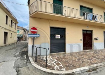 Locale Commerciale Piazza San Tommaso D'Aquino, Aquino - foto 1