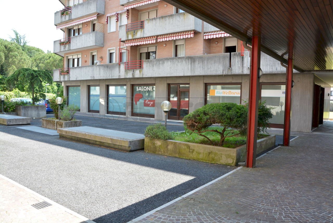 ESTERNI - Locale Commerciale VIA DIVISIONE JULI 18-19, Manzano - foto 1