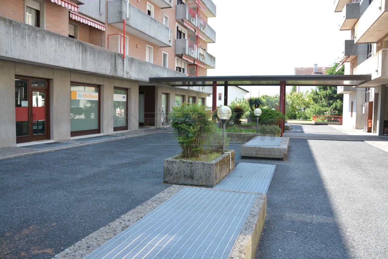 ESTERNI - Locale Commerciale VIA DIVISIONE JULI 18-19, Manzano - foto 2
