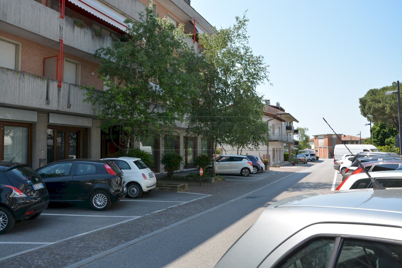 ESTERNI - Locale Commerciale VIA DIVISIONE JULI 18-19, Manzano - foto 3