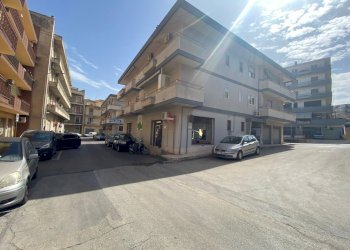 IMG_3084.jpg - Locale Commerciale Via Furio Camillo 201, Modica - foto 1