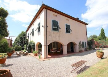 Veduta laterale con portico coperto - Villa Via di segromigno, Capannori - foto 7