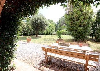 Vista giardino dal portico coperto - Villa Via di segromigno, Capannori - foto 9