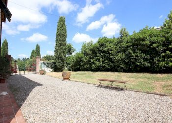 Vista giardino e accesso da cancello retro - Villa Via di segromigno, Capannori - foto 15