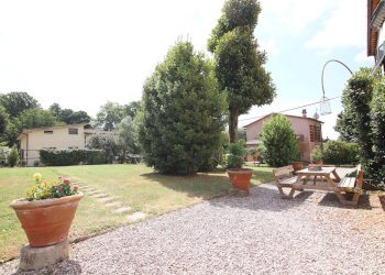 Veduta del giardino con villetta dependance - Villa Via di segromigno, Capannori - foto 16