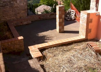 3 ingresso al casale con terrazza e piccolo giardi - Casale Todi - foto 9