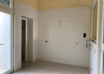 Commercial Activity via aurelia, Viareggio - photo 6