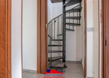 scala per il piano superiore - Apartment via Copetta, 24, Dronero - photo 22