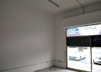 ingresso prinicipale - Negozio piazzale Caravaggio, Rieti - foto 3