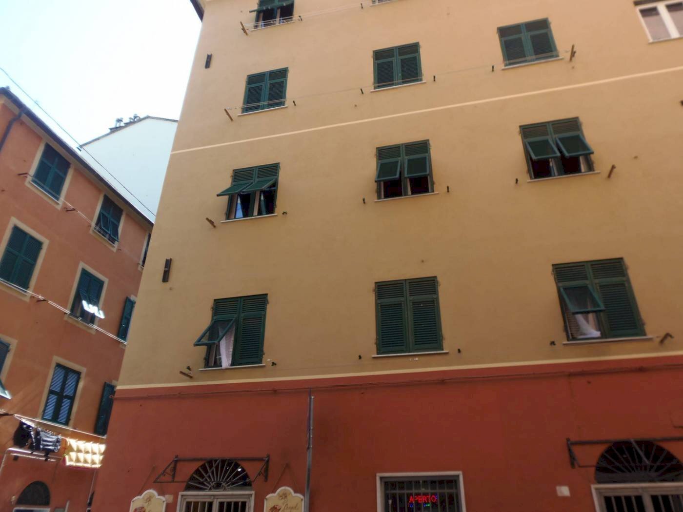 Facciata - Trilocale via Ursone da Sestri, 6, Genova (zona Sestri Ponente) - foto 3