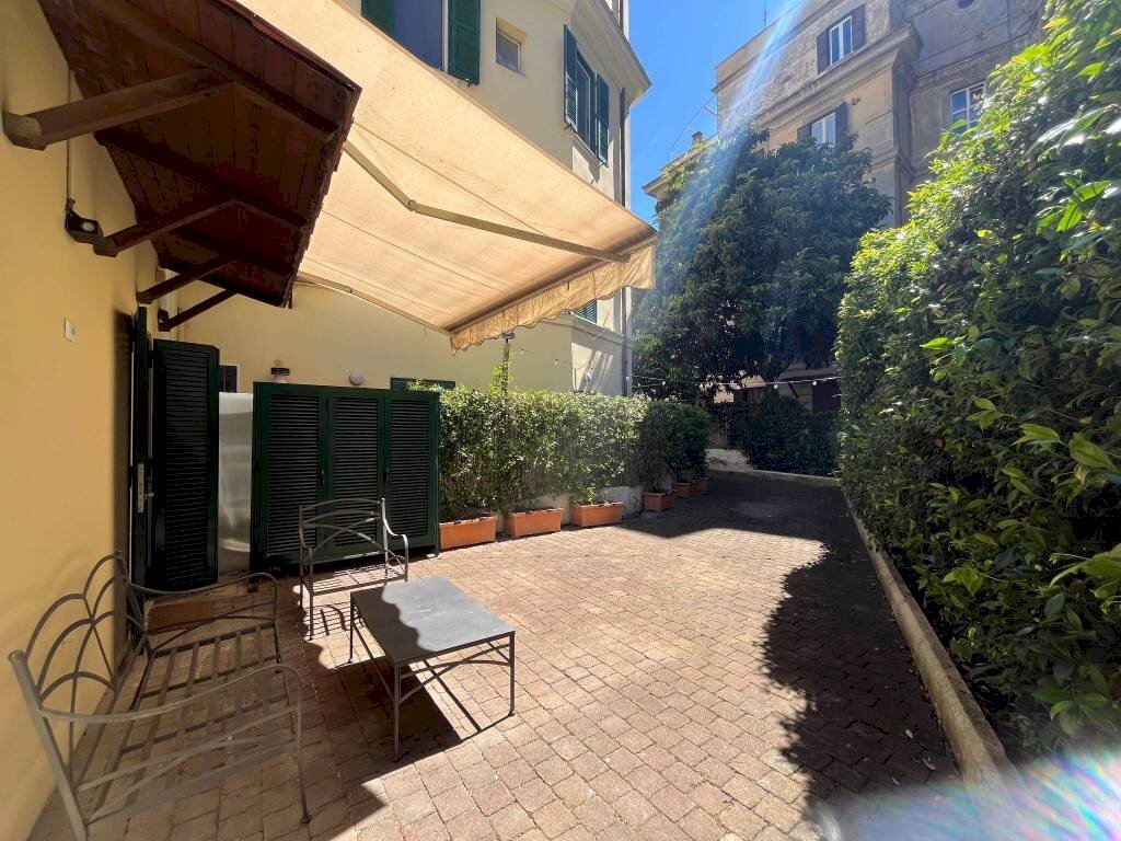 Giardino - Bilocale via degli Orti della Farnesina, 11, Roma - foto 1