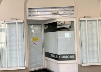 vetrina - Locale Commerciale Reggio nell'Emilia - foto 1