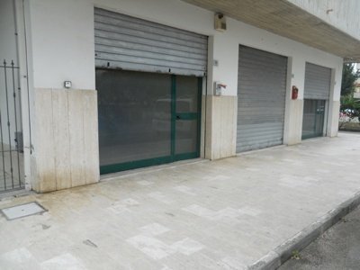 Locale Commerciale via verrazzano, Martinsicuro - foto 1