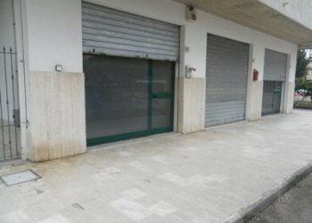 Locale Commerciale via verrazzano, Martinsicuro - foto 1