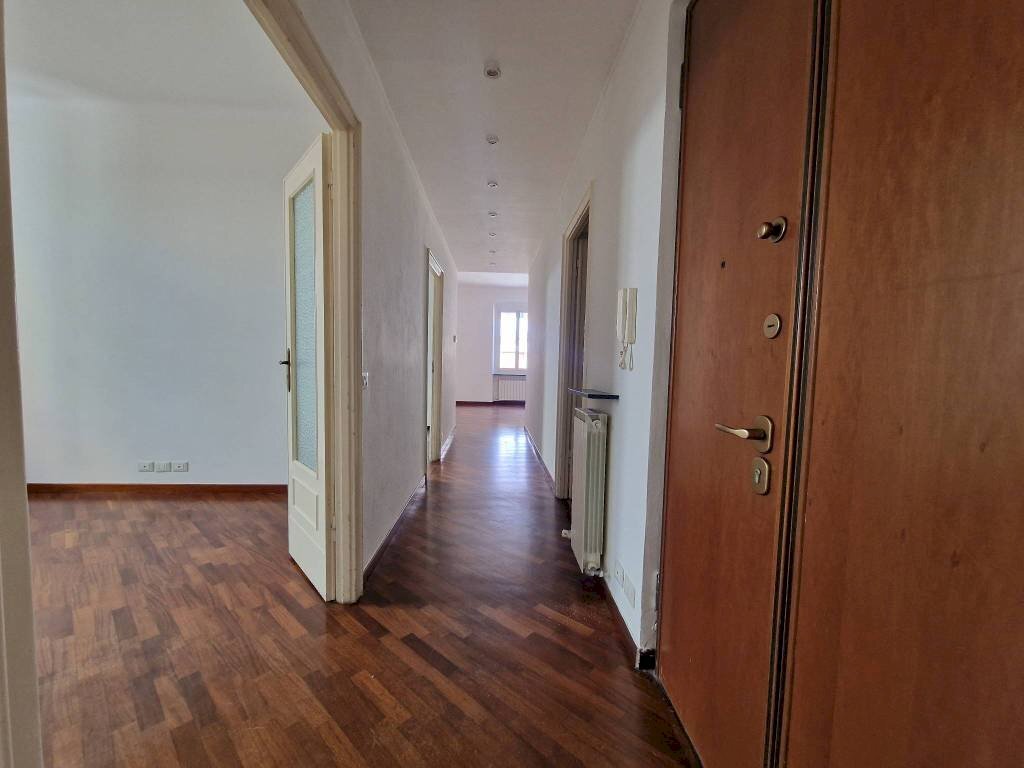 Ingresso - Quadrilocale via Massimo d'Azeglio, 1, Genova (zona Sampierdarena) - foto 2