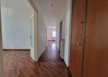 Ingresso - Quadrilocale via Massimo d'Azeglio, 1, Genova (zona Sampierdarena) - foto 2