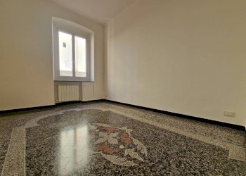 Camera da letto - Quadrilocale via Massimo d'Azeglio, 1, Genova (zona Sampierdarena) - foto 5