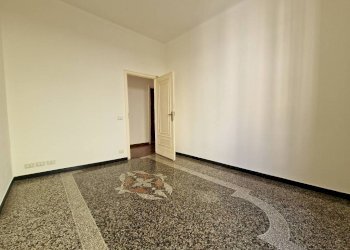 Camera da letto - Quadrilocale via Massimo d'Azeglio, 1, Genova (zona Sampierdarena) - foto 19