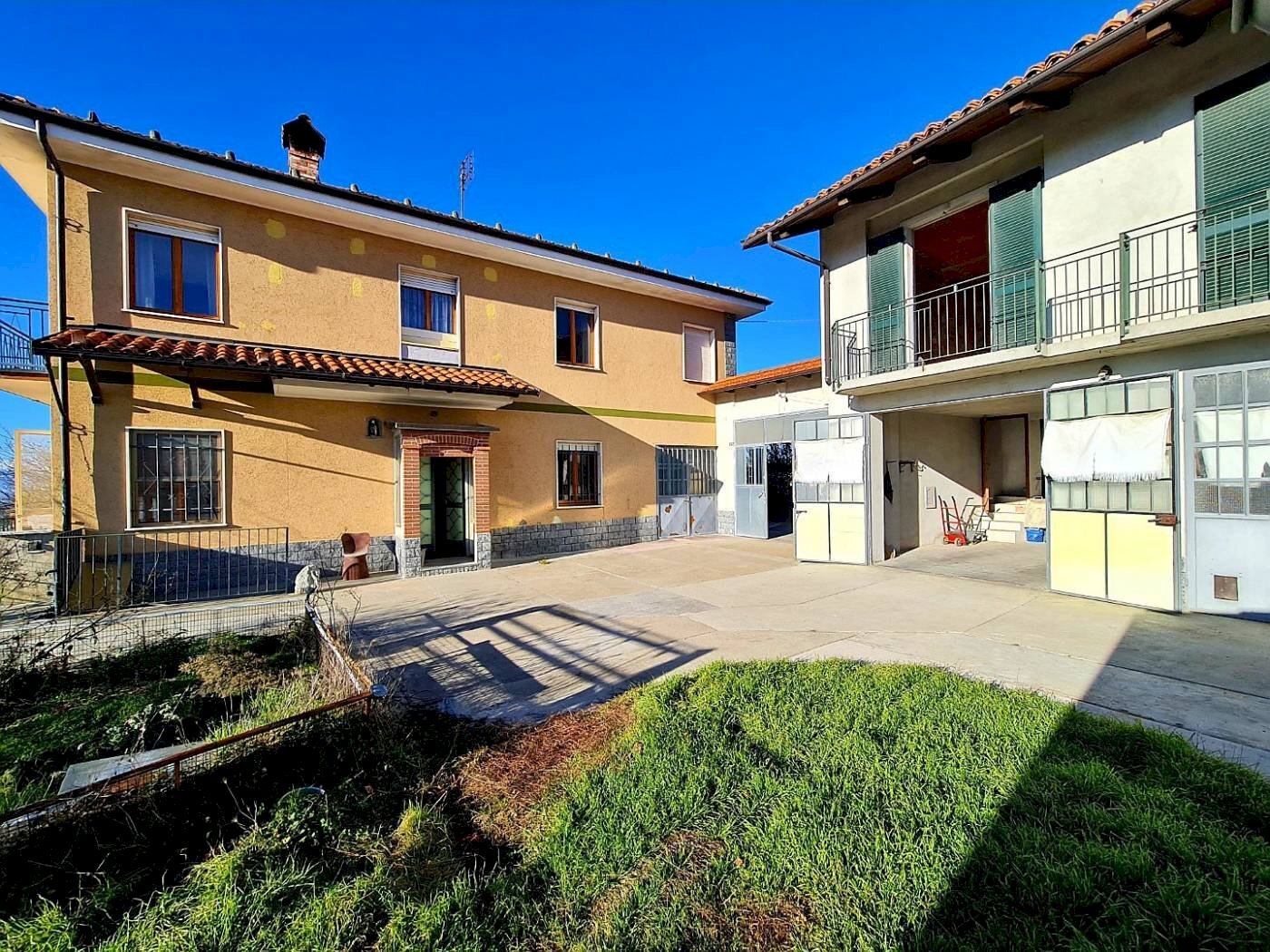 Facciata - Casa indipendente strada Provinciale delle Langhe, Belvedere Langhe - foto 1