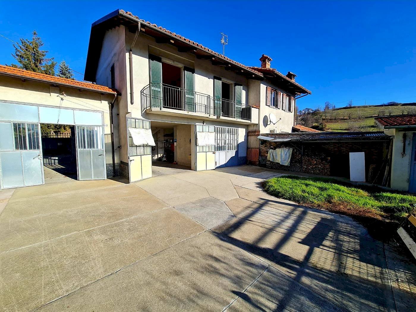 Cortile - Casa indipendente strada Provinciale delle Langhe, Belvedere Langhe - foto 3