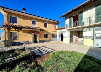 Facciata - Casa indipendente strada Provinciale delle Langhe, Belvedere Langhe - foto 1