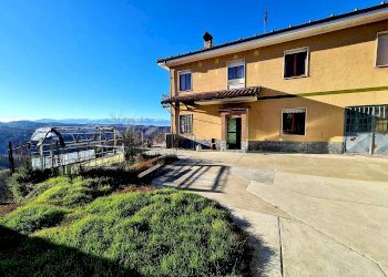 Facciata - Casa indipendente strada Provinciale delle Langhe, Belvedere Langhe - foto 2