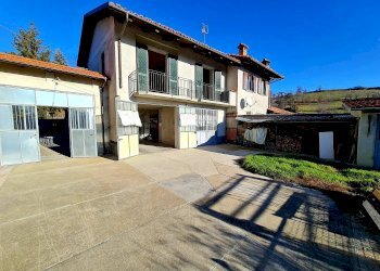 Cortile - Casa indipendente strada Provinciale delle Langhe, Belvedere Langhe - foto 3