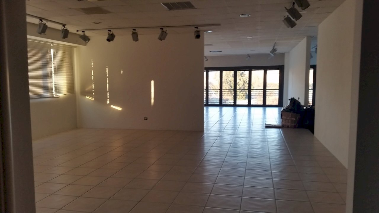 20170111_085015.jpg - Locale Commerciale Via de Gasperi 95/H, Lucca - foto 1