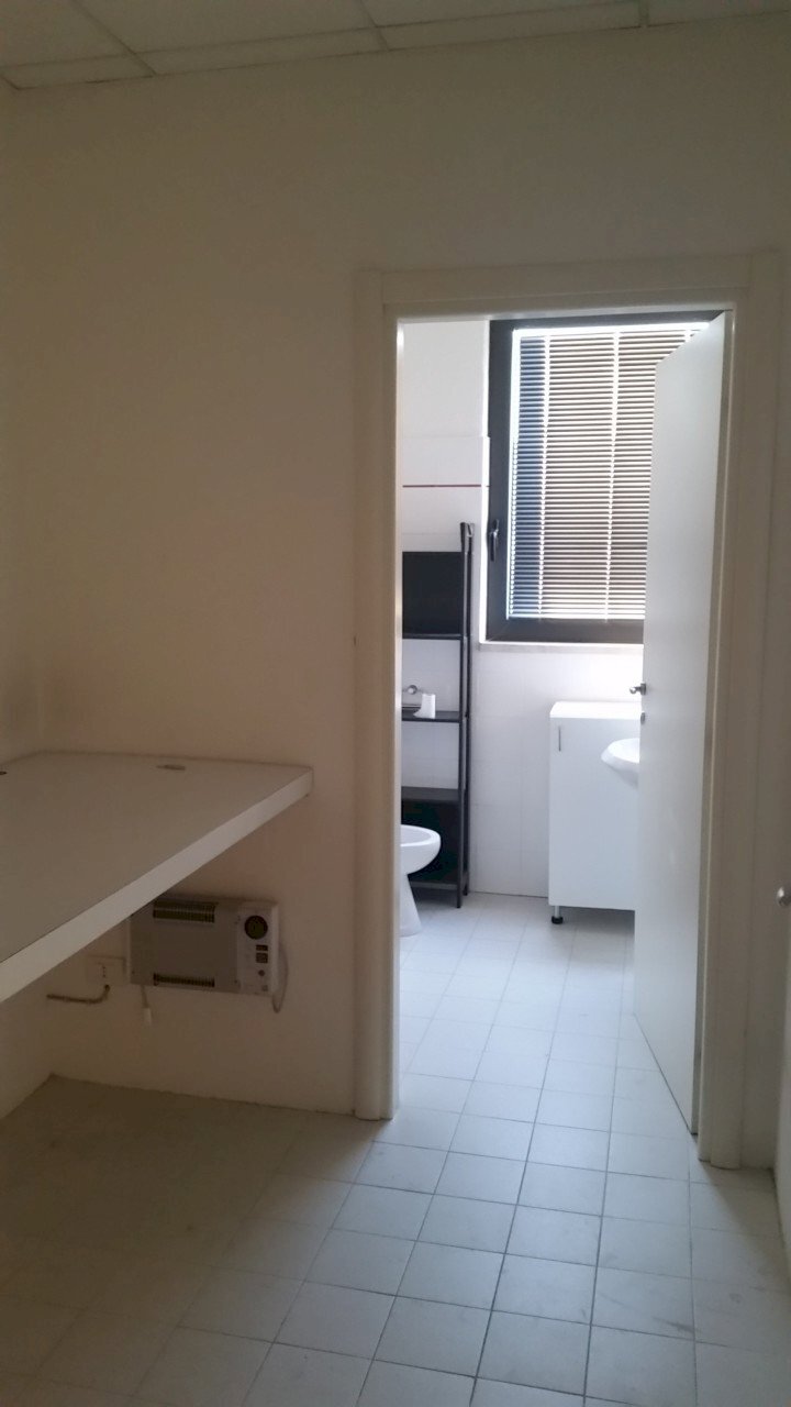 20170111_084946.jpg - Locale Commerciale Via de Gasperi 95/H, Lucca - foto 2